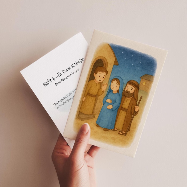 Może przedstawiać: Kartka świąteczna z ilustracją Marii, J&oacute;zefa i mężczyzny przy drzwiach. Kartka jest otwarta, ukazując ilustrację i tekst: "Night 4 - No Room at the Inn". Kartka trzymana jest w dłoni.