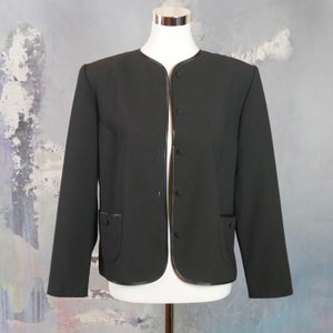 Leichte schwarze Blazer, 1990er Jahre europäischen Vintage Kragenlose Jacke mit Satin Edgings, Made in Finland: Größe 12 US, 16 UK