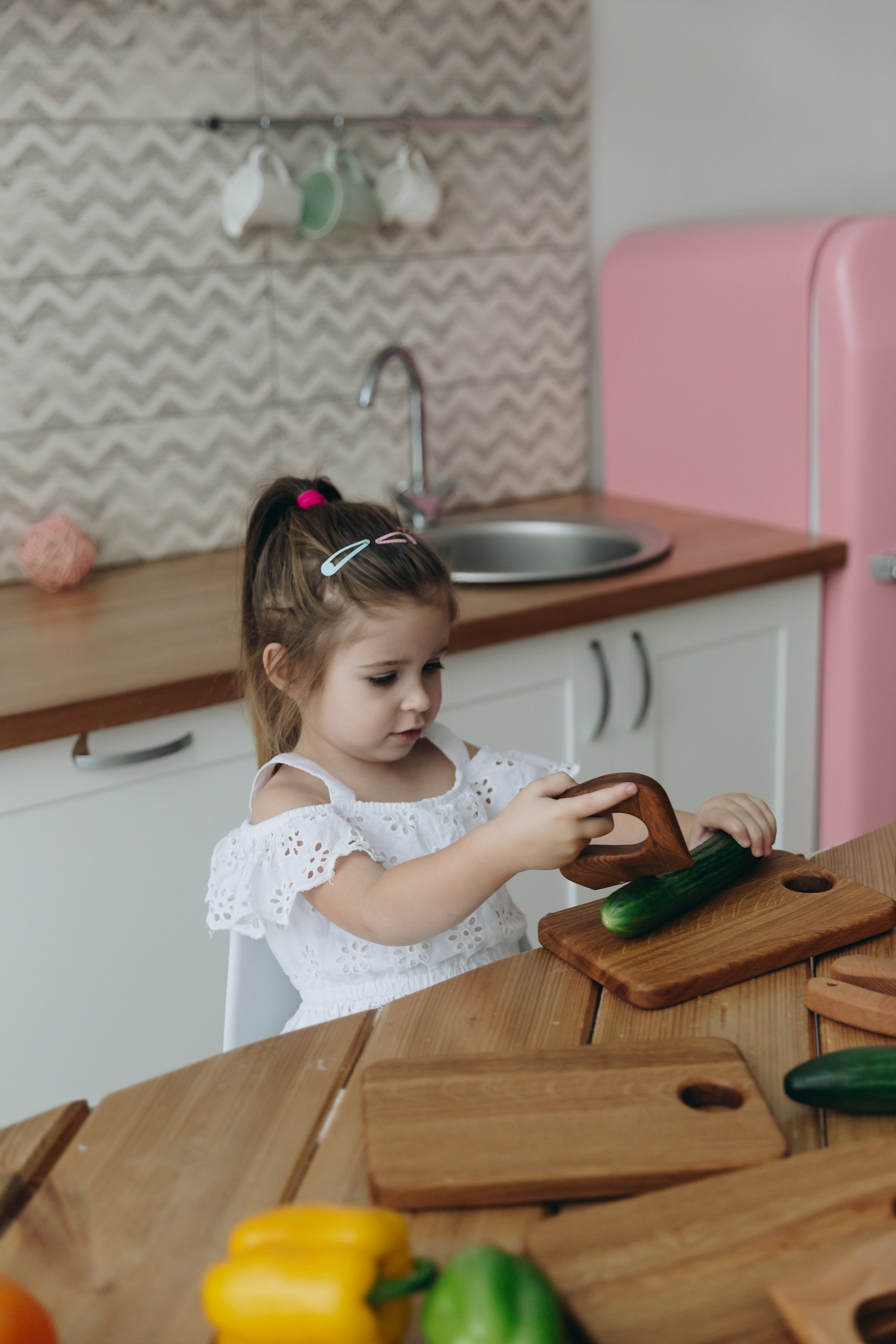  Cuchillo para niños pequeños para cocinar: cuchillo de madera  de arce para niños. Herramientas de cocina Montessori para niños pequeños.  Cuchillo de madera seguro para niños. Cuchillo Montessori. : Hogar y
