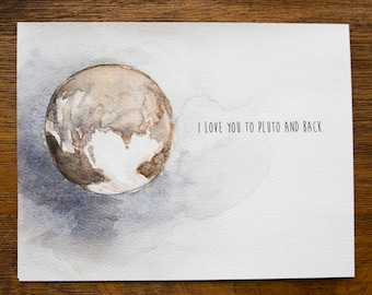 Op de afbeelding: Een aquarel schilderij van een bruine en witte planeet met een lichtblauwe achtergrond. De tekst "I love you to Pluto and back." is geschreven in zwarte inkt aan de rechterkant van het beeld.