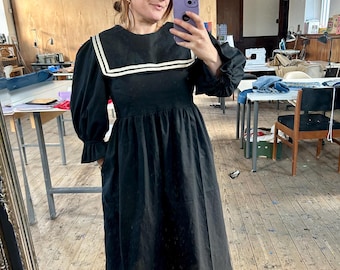 Zwarte katoenen midi-jurk met matrozenkraag en gestrikte taille