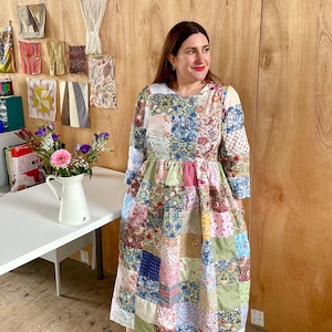 Robe smockée midi faite main en patchwork pour femme avec poches William Morris et tissu floral vintage recyclé matelassé