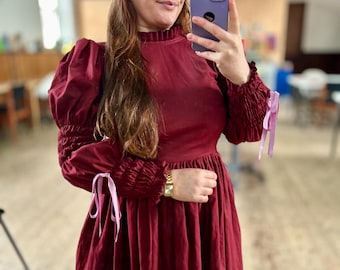 De Damson pruimkleurige midi-jurk met lintmouwen