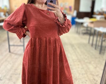 Jumbo corduroy midi-jurk met gestrikte taille: mosterd, olijf, gember, rozeblauw