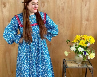 Midi-jurk met matrozenkraag: geplooide taille met bloemen madeliefjesstrik