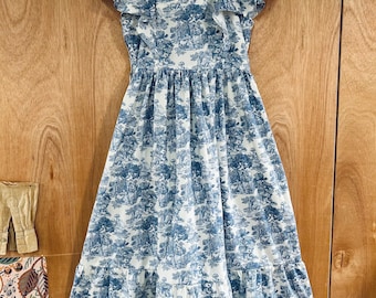 toile de jouy gelegenheidsjurk met fladdermouwen ruches roze groen blauw of grijs