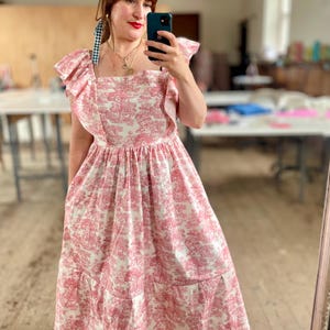Vestido de ocasión Toile de Jouy con volantes y mangas onduladas en tonos rosa pradera, verde, azul o gris.