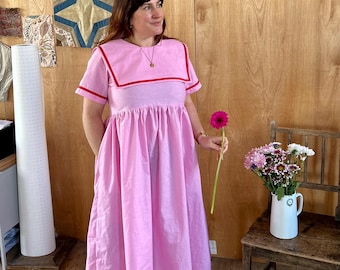 Pink Sailor Midi-jurk: katoen met rode bies, zakken, nautische kraag