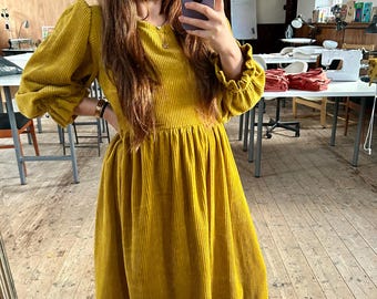 Midi-jurk met gestrikte taille; Heritage-jumbokoord in olijfgroen, mosterdgeel, oranje, blauw
