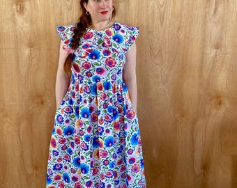 Volksjurk met bloemenprint en oversized kraag met ruches alle maten op bestelling gemaakt