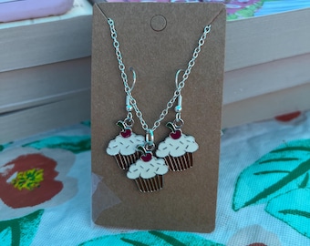Süßes Schmuckset (Ohrringe und Halskette, 3er-Pack)