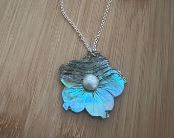 Abaloneblume mit unechter Perlenkette