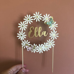 Topper per torta con margherite - compleanno - personalizzato - nome - fiore - decorazione torta - bianco - farfalla