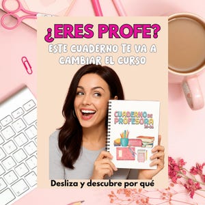 Puede incluir: Una mujer sonríe sosteniendo un cuaderno con el texto "CUADERNO DE PROFESORA 20-23". El cuaderno presenta ilustraciones coloridas de útiles escolares. El fondo incluye un teclado, tijeras y una taza de café.