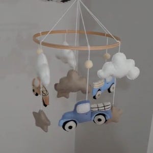 Móvil de fieltro para bebé hecho a mano con camiones