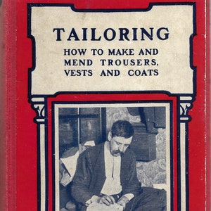 以下が含まれることがあります： 赤い背景と白い縁取りのあるビンテージ本の表紙。タイトルは「TAILORING: HOW TO MAKE AND MEND TROUSERS, VESTS AND COATS」。表紙には、座って縫い物をしている男性の白黒写真が掲載されています。