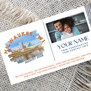 Könnte beinhalten: Eine weiße Karte mit einem Foto eines lächelnden Paares, dem Text "YOUR NAME" und "YOUR CONGREGATION YOUR CONTACT INFO". Die Karte zeigt auch eine Milwaukee, WI-Grafik und den Text "AUGUST 2026".
