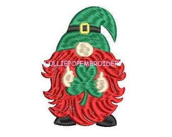 Puede incluir: Diseño bordado de un gnomo pelirrojo con un sombrero verde con una hebilla dorada y sosteniendo un trébol verde.