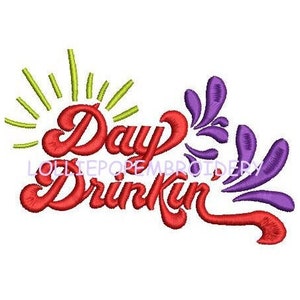 Könnte beinhalten: Stickerei mit dem Text "Day Drinkin" in Rot mit einem gelben Sonnenstrahl und violetten floralen Akzenten.