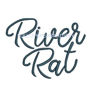 Może przedstawiać: Haftowany wzór z napisem "River Rat" w niebieskim, ozdobnym kroju pisma.
