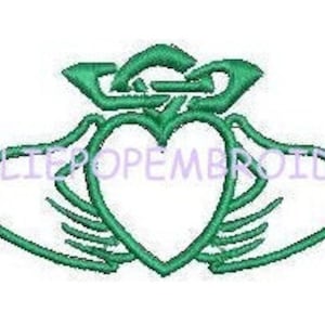 Op de afbeelding: Groen geborduurd Claddagh-ontwerp, met een hart, kroon en handen. Het ontwerp bevat Keltische knoopwerk en de tekst "HOLLIEPROPEEMBROIDERY". Ideaal voor borduurprojecten, die liefde, loyaliteit en vriendschap vertegenwoordigen.