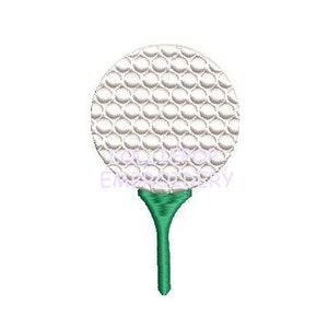 Op de afbeelding: Een witte golfbal met putjes op een groene tee.