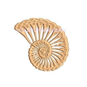 Könnte beinhalten: Ein detailliertes Stickmuster einer Nautilus-Schale mit einem spiralförmigen Muster und filigranen Details. Die Schale ist hellbraun.