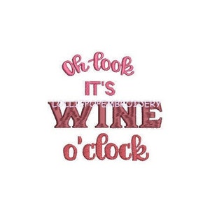Puede incluir: Diseño bordado con el texto "Oh look it's wine o'clock" en rosa y rojo.