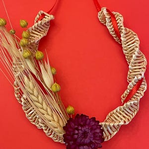 Straw weaving ornament Horseshoe with dry flowers