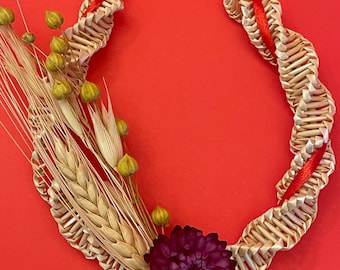 Straw weaving ornament Horseshoe with dry flowers