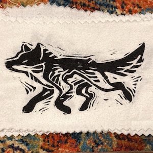 raposa em linóleo com manchas de lobo