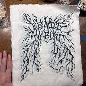 Écusson en linogravure dans le dos Be Nice To Bugs