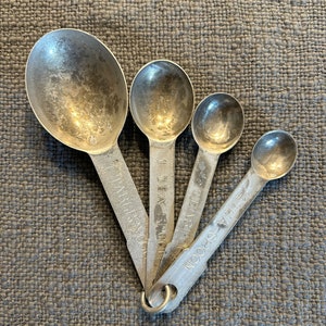1950s Aluminum Measuring Spoon Set on Ring - Vintage Kitchen Decor - Farmhouse Decor - Country Kitchen - Kitchen Kitsch - Gift for Cook