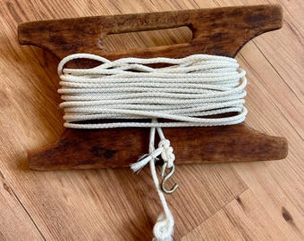 Vintage Large Clothesline Reel, Vintage Retractable Wash Line, Ivory Metal Clothes Line, Vintage Nursery Decor, Art Display, Vintage Laundry