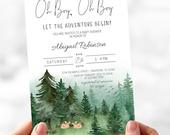 Puede incluir: Una invitación a un baby shower con el texto "Oh Boy, Oh Boy" y "Let the Adventure Begin!". La invitación presenta una escena de bosque en acuarela con pinos y dos ciervos. La invitación es sostenida por una persona.