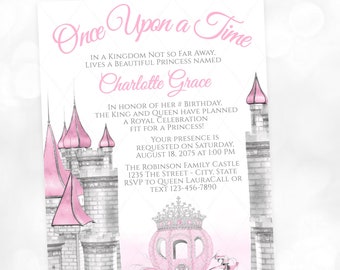 Op de afbeelding: Een roze en grijze prinsessen-thema verjaardagsuitnodiging met een illustratie van een kasteel en een koets. De tekst luidt "Er was eens" en "Charlotte Grace".