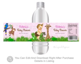 Może przedstawiać: Etykieta na butelkę wody na baby shower w stylu dżungli, w kolorze różowym i zielonym, z kreskówkową dziewczynką, żyrafą, małpą i papugą. Etykieta zawiera napis "Victoria's Baby Shower" i "August 18, 2075".