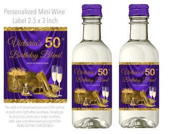 Może przedstawiać: Fioletowe i złote etykiety na mini butelki wina z wzorem z złotych błyskotek i tekstem "Victoria's 50th Birthday Blend" i "Aged to Perfection".