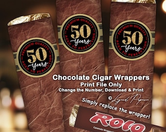Könnte beinhalten: Drei bedruckbare Schokoladen-Zigarrenhüllen mit einem goldenen und schwarzen Etikett mit der Aufschrift "Premium Quality 50 Years Aged to Perfection". Die Hüllen sind so konzipiert, dass sie über eine Schokoladen-Zigarette gelegt werden, wie z. B. eine Rolo.