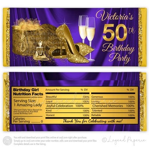 Op de afbeelding: Paarse en gouden chocoladetaferetiket met een ontwerp met een paar gouden hoge hakken, champagnefluiten en een cadeaudoos. De tekst "Victoria's 50th Birthday Party" is in goud op het etiket gedrukt. De achterkant van het etiket heeft een voedingswaarde-etiket met de tekst "Birthday Girl Nutrition Facts" en "Thank You for Celebrating with me!"