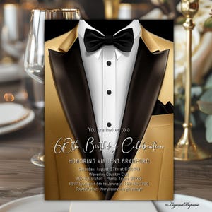Puede incluir: Una invitación de esmoquin dorado y negro para una celebración de cumpleaños número 60. La invitación presenta el texto "You are invited to a 60th Birthday Celebration Honoring Vincent Bradford". La invitación también incluye la fecha, la hora, la ubicación y la información de RSVP.