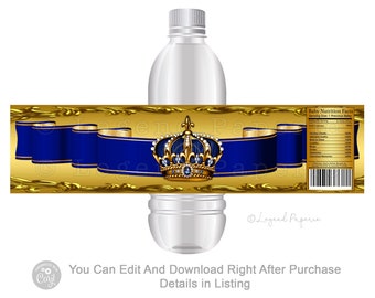 Pode incluir: Um rótulo de garrafa de água imprimível com um design dourado e azul. O rótulo apresenta uma coroa dourada com joias azuis e uma fita azul com detalhes dourados. O texto "Baby Nutrition Facts" está impresso no rótulo.
