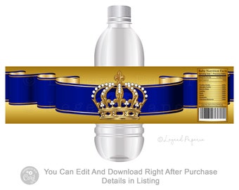Pode incluir: Um rótulo de garrafa de água imprimível com um design dourado e azul. O rótulo apresenta uma coroa dourada com pérolas brancas e uma fita azul. O texto "Baby Nutrition Facts" está impresso no rótulo.