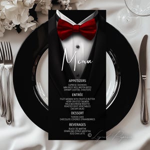 Peut inclure: Une carte de menu noire et blanche avec un graphique de smoking. Le menu propose des amuse-gueules, un plat principal, un dessert et des boissons. Le texte du menu comprend : Brochettes de Caprese, Mini Wellington de bœuf, Shooters de cocktail de crevettes, Filet mignon avec beurre à la truffe, Saumon en croûte d'herbes, Risotto aux champignons sauvages, Légumes racines rôtis, Salade César, Gâteau de smoking, Fraises enrobées de chocolat, Martini Black Tie, Mocktail aux agrumes pétillants, Latte au chai glacé.