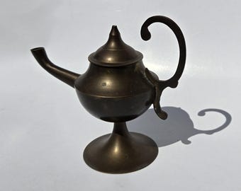 Quemador de incienso vintage de latón adornado con lámpara de aceite del genio de Aladino