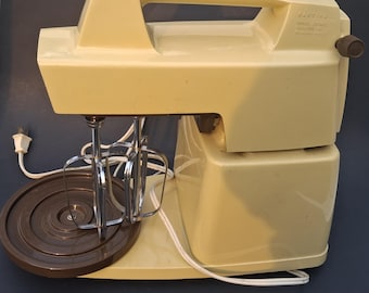 Batidora Oster de 12 velocidades con accesorios, modelo vintage, de Regency Kitchen Center.