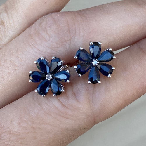 Boucles d'oreilles en forme de poire avec grappes de saphirs bleus et diamants ronds en forme de fleur, or blanc 14 carats