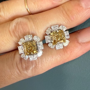 Fantastiska örhängen med 7,17 karat kuddslipad gul labbodlad diamant och ovala strålande halo-örhängen i 14 karat vitguld med skruvlås