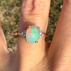 Anillo de cóctel con ópalo y diamantes naturales en oro rosa de 10 quilates imagen 14