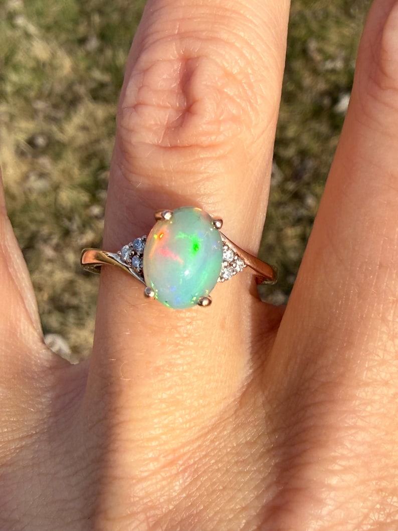 Anillo de cóctel con ópalo y diamantes naturales en oro rosa de 10 quilates imagen 14